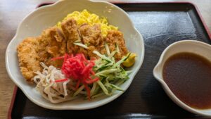 冷やし中華とんかつのせ